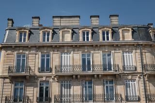 Métallier à Bordeaux : pierre blonde et balcons