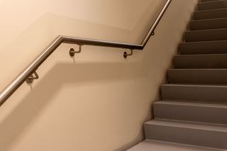 Rampe escalier : main courante, hauteur et fixation