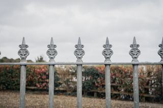 Clôture aluminium ou acier : quel métal choisir
