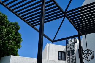 Pergola aluminium ou acier : poids, portée, entretien