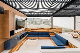 Pergola bioclimatique : lames, eau, vent et mairie